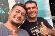 Policial militar Roberte Aguiar (de camisa preta) em foto com o traficante José Heliomar