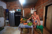 Joelma recebe doações de alimentos e distribui para outras famílias carentes da Santa Luzia 