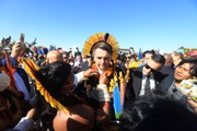 Bolsonaro recebe índios em evento no Palácio do Planalto
