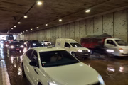 Carros no Túnel do Anhangabaú, na região central de São Paulo