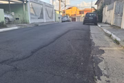 Alguns metros mais para frente, é possível ver outra falha em local onde também havia carro estacionado no momento do recapeamento