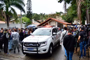 Policiais e membros da equipe de resgate montam guarda no local do acidente Voepass