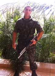 Denis informa nas redes sociais ser médico do Exército