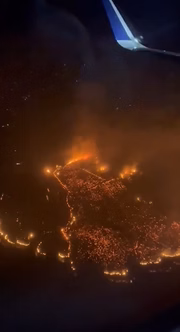 Passageiro filmou do avião as chamas do incêndio em Maui