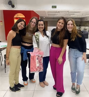 Ela disse que chorou ao ver vídeo com colegas de faculdade a hostilizando por causa da idade, mas que nem pensa em desistir