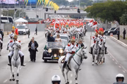 O presidente subiu no Rolls-Royce, às 14h50, ao lado da primeira-dama, Michelle