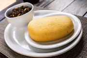 Um dos grandes atrativos da casa é o fufu, um bolo feito de farinha de inhame, de arroz, de mandioca ou de milho, servido com uma sopa. Come-se com uma mão