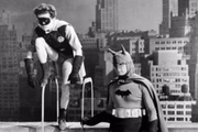 O primeiro ator a interpretar o clássico dos quadrinhos em um live-action foi Lewis Wilson, em 1943. Ele estrelou O Morcego, exibido em 15 capítulos nos cinemas