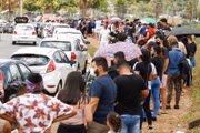 Fãs aguardam a liberação para entrar no ginásio Goiânia Arena, local onde ocorreu o velório da cantora Marília Mendonça, no sábado (6/11), em Goiânia (GO)