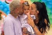 Neymar e Bruna Biancardi dão um beijo na filha, Mavie