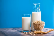 As bebidas vegetais, segundo a nutróloga, podem conter alto teor de gorduras ou muitos conservantes a depender da composição