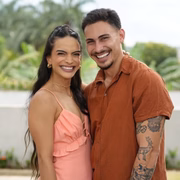 Natinha e João Pedro posam juntos e sorridentes