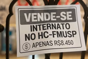 Alunos colaram panfletos pela faculdade em protesto contra o programa de Experiência HCFMUSP