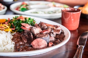 Feijoada do Rubaiyat pode ser montada de acordo com as preferências do cliente