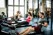 Treine de três a cinco vezes por semana. Mas alterne os grupos musculares. O descanso é fundamental para a hipertrofia