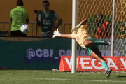 Goleiras do Brasil treinam defesas e pênaltis antes da partida contra o Chile
