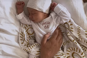 Lilibet Diana com um macacão fofo 
