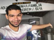 Além dos estudos e do trabalho na internet, Vyni também ajuda a cuidar do restaurante da família, um pequeno negócio que existe há 20 anos