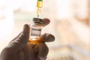 Ao contrário do que muitos pensam, a vacina, na verdade, não impede a contaminação, mas diminui as chances de casos mais graves que possam levar à morte. Por isso é importante continuar tomando as doses indicadas e manter os cuidados para prevenir a infecção
