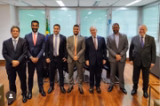 À esquerda, Hariman Araújo no gabinete de Rodrigo Bacellar