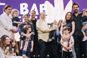 Silvio Santos com a família em batizado 