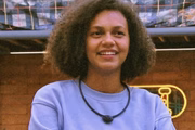 O primeiro trabalho com carteira assinada da sister foi aos 14 anos de idade. Ela também estudou libras para dar aulas para alunos surdos e fez pós-graduação na área