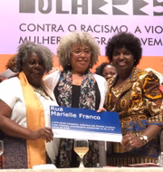 Benedita ao lado de Angela Davis em evento sobre Marielle Franco