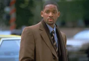 <b>Inimigo do Estado (1998)</b>. Um dos melhores thrillers de vigilância na era pré-redes sociais. Will Smith faz um advogado de Manhattan que tem sua vida virada do avesso pela NSA após uma evidência plantada que interessa a nomes poderosos. Ele se alia a um veterano das comunicações (Brill) para se livrar da conspiração. Direção de Tony Scott (Chamas da Vingança). <b><a href="https://www.netflix.com/title/18170222" target="_blank">Na Netflix</a></b>