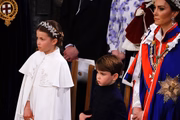 Charlotte e Louis em seus respectivos lugares na Abadia de Westminster 