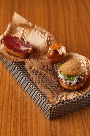 Logo após, chega os snacks quentes formados por croquete de bochecha, bolinho de carne de lata, com caramelo toffe e queijo coalho e, a queridinha do público XAMAM, a bomba de costela