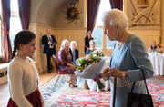 A rainha recebeu um ramalhete de Harriet Reeve, 9 anos, durante a recepção em comemoração ao Jubileu de Platina, no salão de baile de Sandringham House 