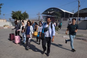 Palestinos com passaportes estrangeiros atravessam para o Egito na Passagem de Rafah, em Gaza