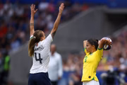 Pode isso? Alemã tenta bloquear lateral com a mão