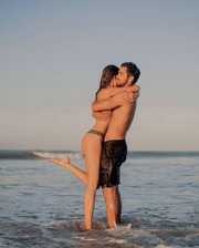 Antes de assumirem o namoro, os dois foram vistos juntinhos em uma praia