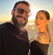 Thamires Hauch e Marcelinho Calil posam juntos durante viagem