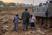 Pessoas caminham em Gaza