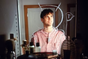 <b>O Show de Truman (1998):</b> "jovem clássico" dos filmes sobre realities, o longa dirigido por Peter Weir (A Testemunha) e escrito por Andrew Niccol (Gattaca) narra a vida de um homem (Jim Carrey) criado desde pequeno como protagonista de um programa de TV. Aos poucos, o corretor de seguros descobre a farsa e tenta se libertar. Indicado a três prêmios no Oscar 1999 <b>O Show de Truman (1998):</b> "jovem clássico" dos filmes sobre realities, o longa dirigido por Peter Weir (A Testemunha) e escrito por Andrew Niccol (Gattaca) narra a vida de um homem (Jim Carrey) criado desde pequeno como protagonista de um programa de TV. Aos poucos, o corretor de seguros descobre a farsa e tenta se libertar. Indicado a três prêmios no Oscar 1999