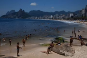 De acordo com ambientalistas, motivo é a alta concentração de algas. 