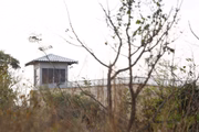 Casa tem guarita de segurança