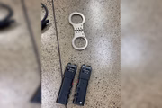 Algemas e par de taser apreendidos com Daniel