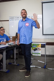 Boulos acena a jornalistas em local de votação