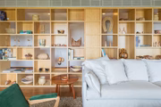 Móveis do quarto são assinados pelos designers Jader Almeida, Sérgio Rodrigues e Zanine Caldas