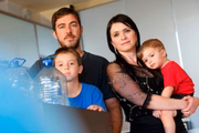 Gustavo, Carol Fontes e os filhos Gabriel e Felipe (à direita). Mais cuidados após surto de gastroenterite