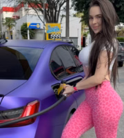 Ketlin Groisman costuma exibir o carro nas redes sociais, com orgulho, sendo fruto do seu trabalho