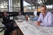 O australiano Frank Angeletta posa com os "clientes de papelão" em seu Five Dock Dining, em Sydney: a proposta é usar os bonecos para ajudar no distanciamento entre pessoas