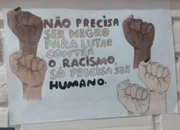 Cartazes contra o racismo e em apoio à aluna 