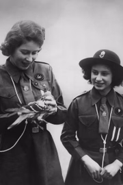 As princesas Elizabeth e Margaret com um pombo-correio