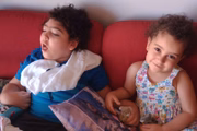 Gael, de 7 anos, ao lado da irmã Carolina, de 4