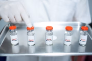 Atualmente, existem duas vacinas em uso contra a varíola dos macacos no mundo: a Jynneos, fabricada pela farmacêutica dinamarquesa Bavarian Nordic, e a ACAM2000, fabricada pela francesa Sanofi 