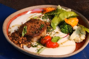 Filé em crosta - purê de inhame, legumes salteados e molho de melado de cana orgânico e filé-mignon com crocante de castanhas, geleia de pimenta (R$ 44).